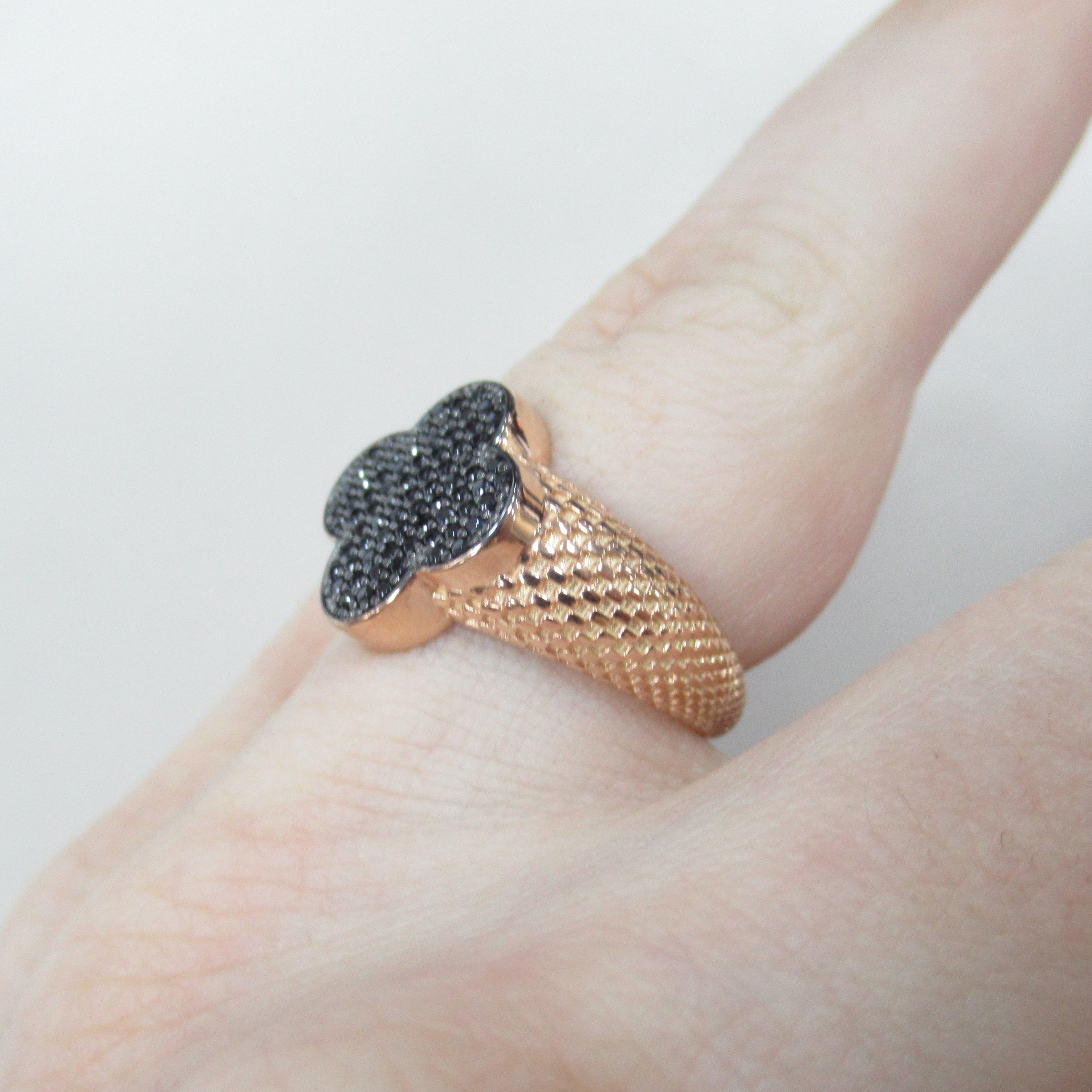 Серебряное кольцо со шпинелью "Клевер"